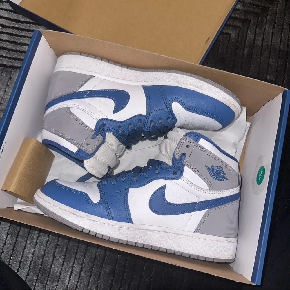 AIR JORDAN 1 RETRO HIGH OG FD1437 410 TRUE BLUEWHITE-CEMENT GREY VRAI BLEU/GRIS
